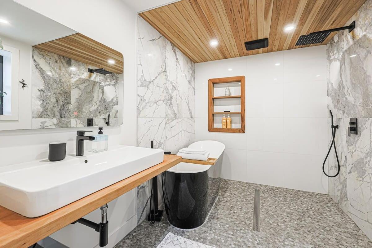 Apartment Downtown Oasis-2br-spa Bath-pet Friendly, Free Parking Toronto