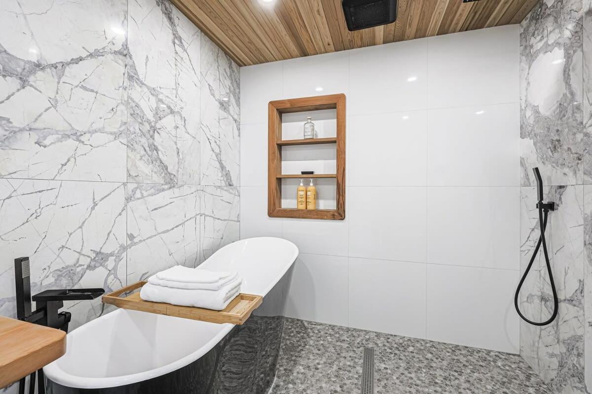 Downtown Oasis-2br-spa Bath-pet Friendly, Free Parking Apartment *